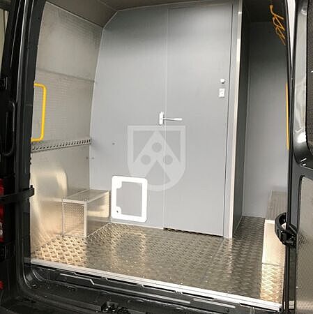斯宾特运输车中 Foamlite® 塑料制成的护壁饰板和车门