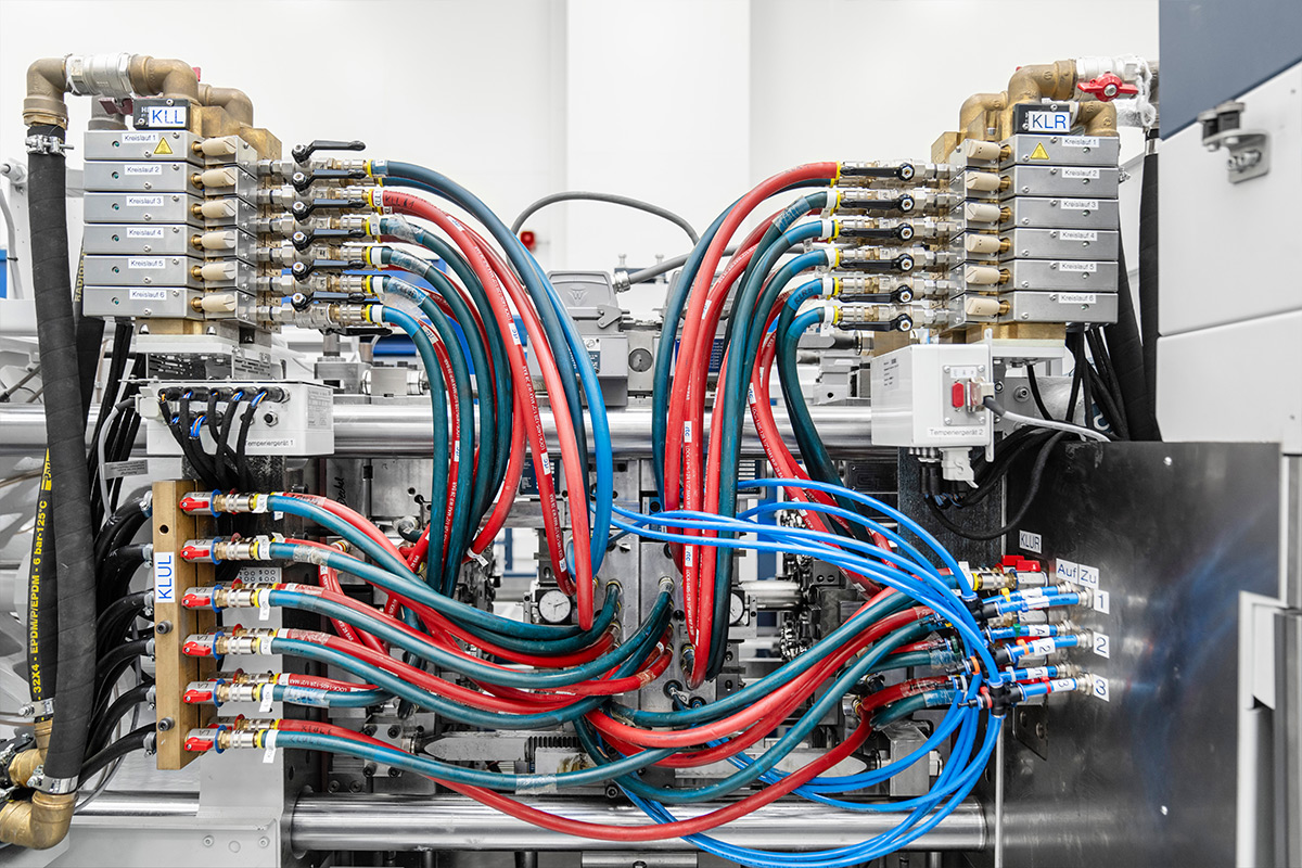 Precision injection molding in the clean room